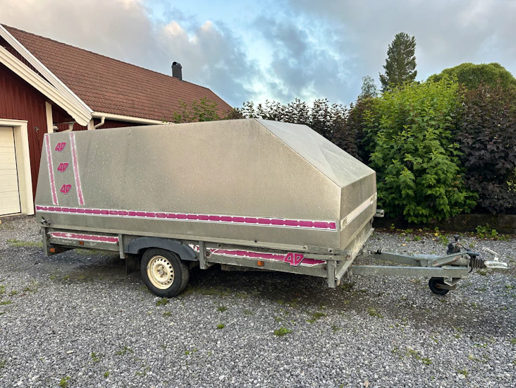 Släpvagn 4p inline m. kåpa