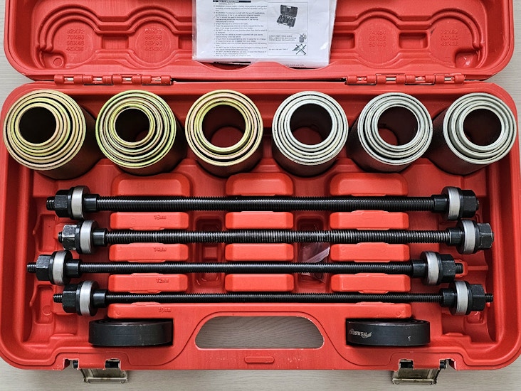 Laakerin ja puslan ulosvedinsarja