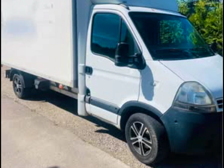 Lätt lastbil flyttbil med bakgavellyft