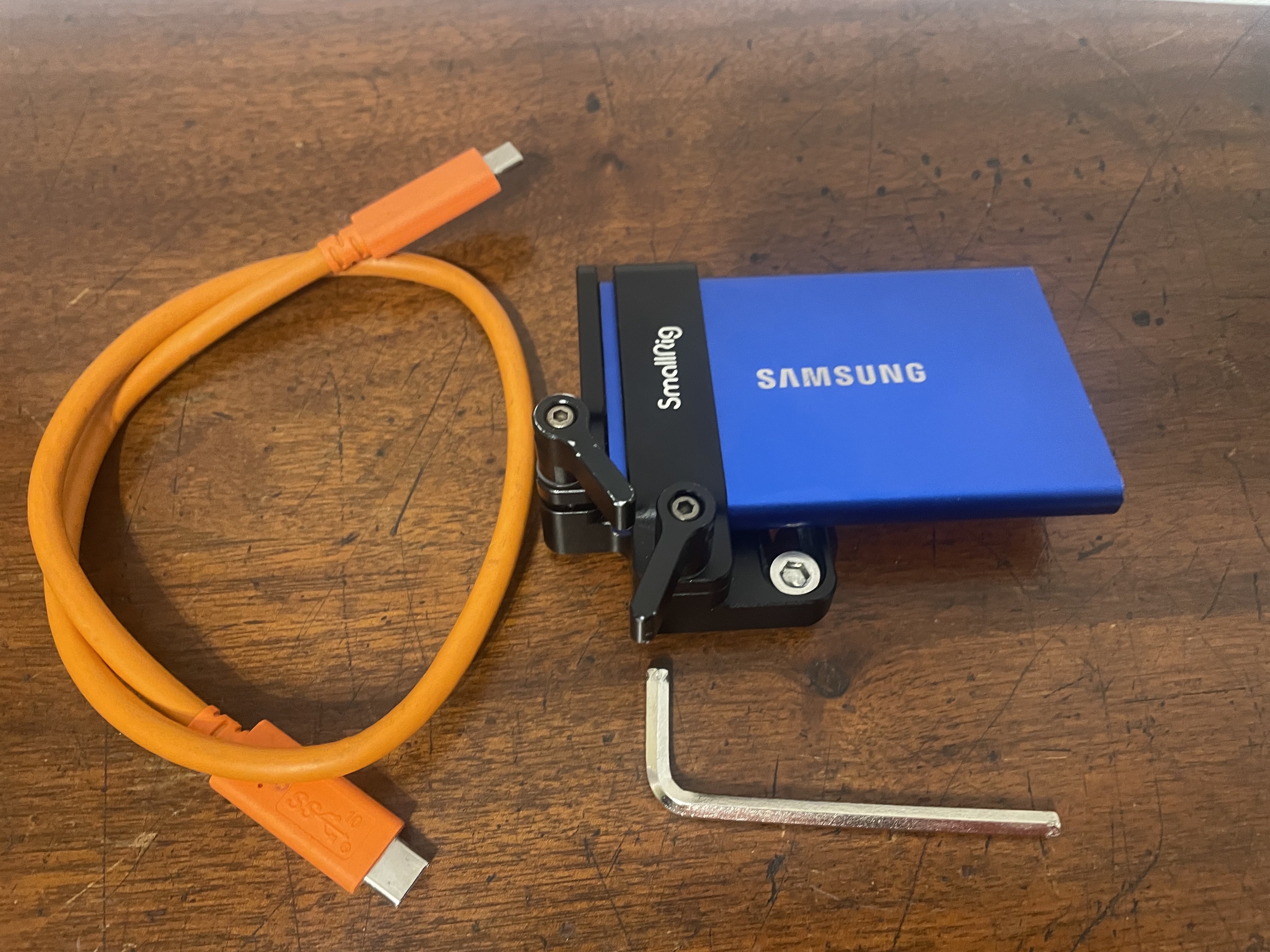 Samsung ssd drive t7.  1t.