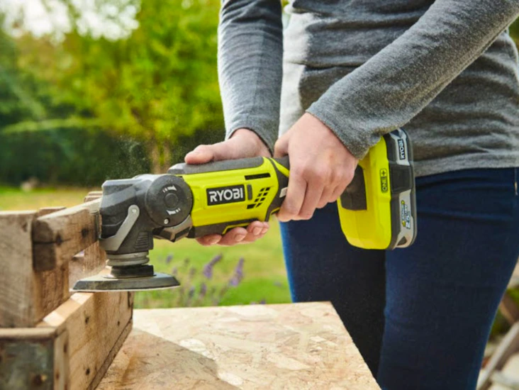 Multiverktøy på batteri til sliping og saging