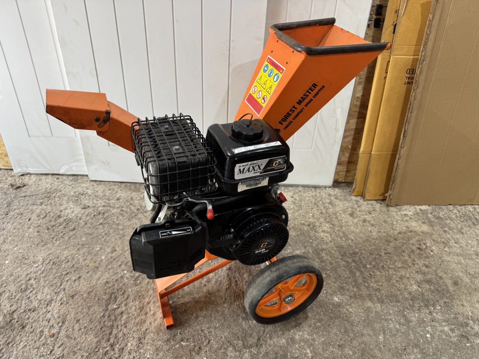Compact 6hp petrol wood chipper