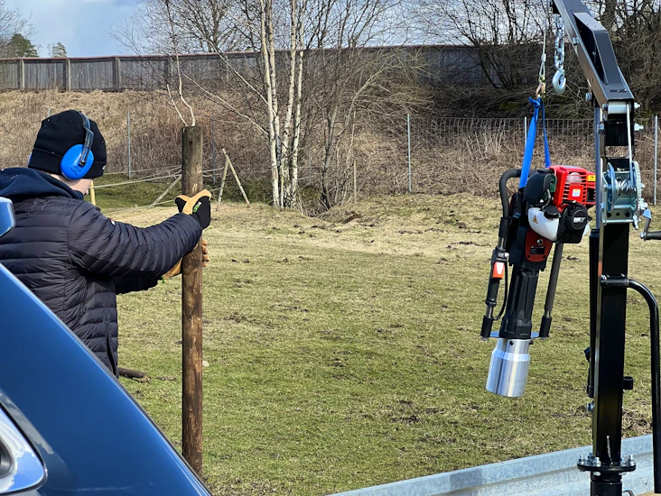 Stolpnedslagare stolpdrivare bensin 4-takt 120mm med lyftkran för släpvagn