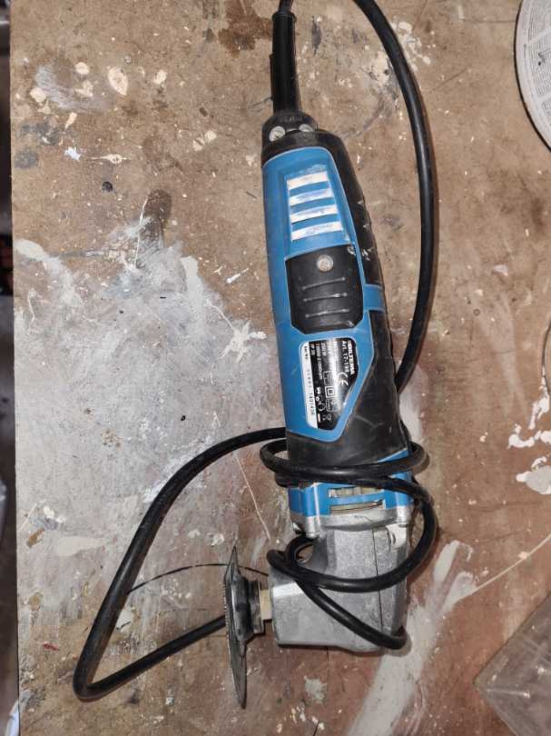 Multiverktyg med sladd