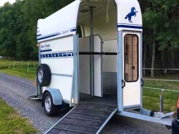 Hästsläp / hästtransport uthyres