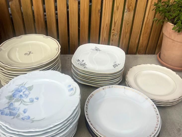 44 st vackra tallrikar i olika stilar