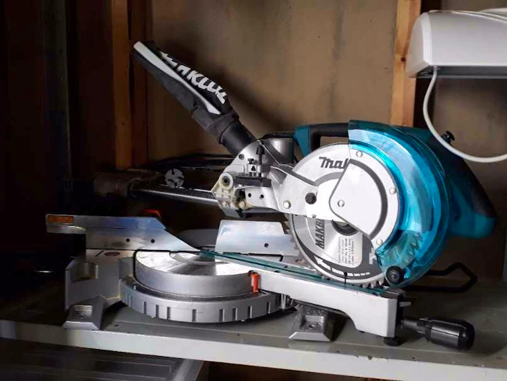 Makita kap och ger såg med stativ