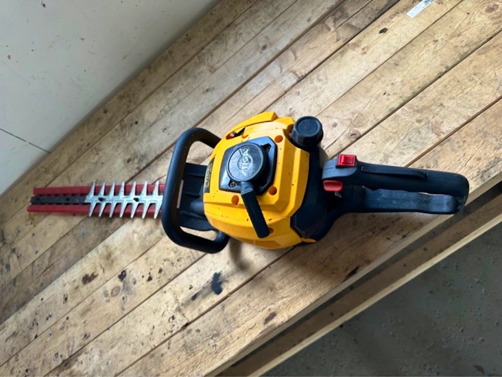 Hekkesaks med totakts motor