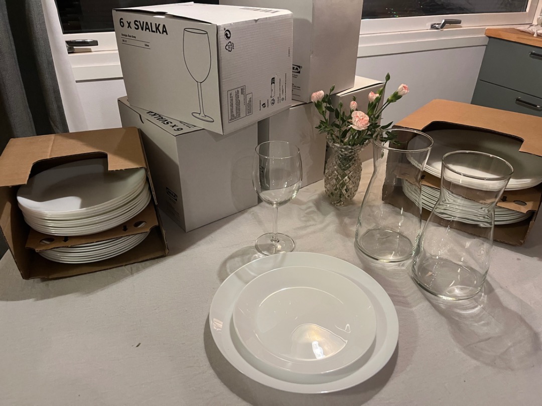 Vinglas, tallrikar, assietter, vinkaraffer 