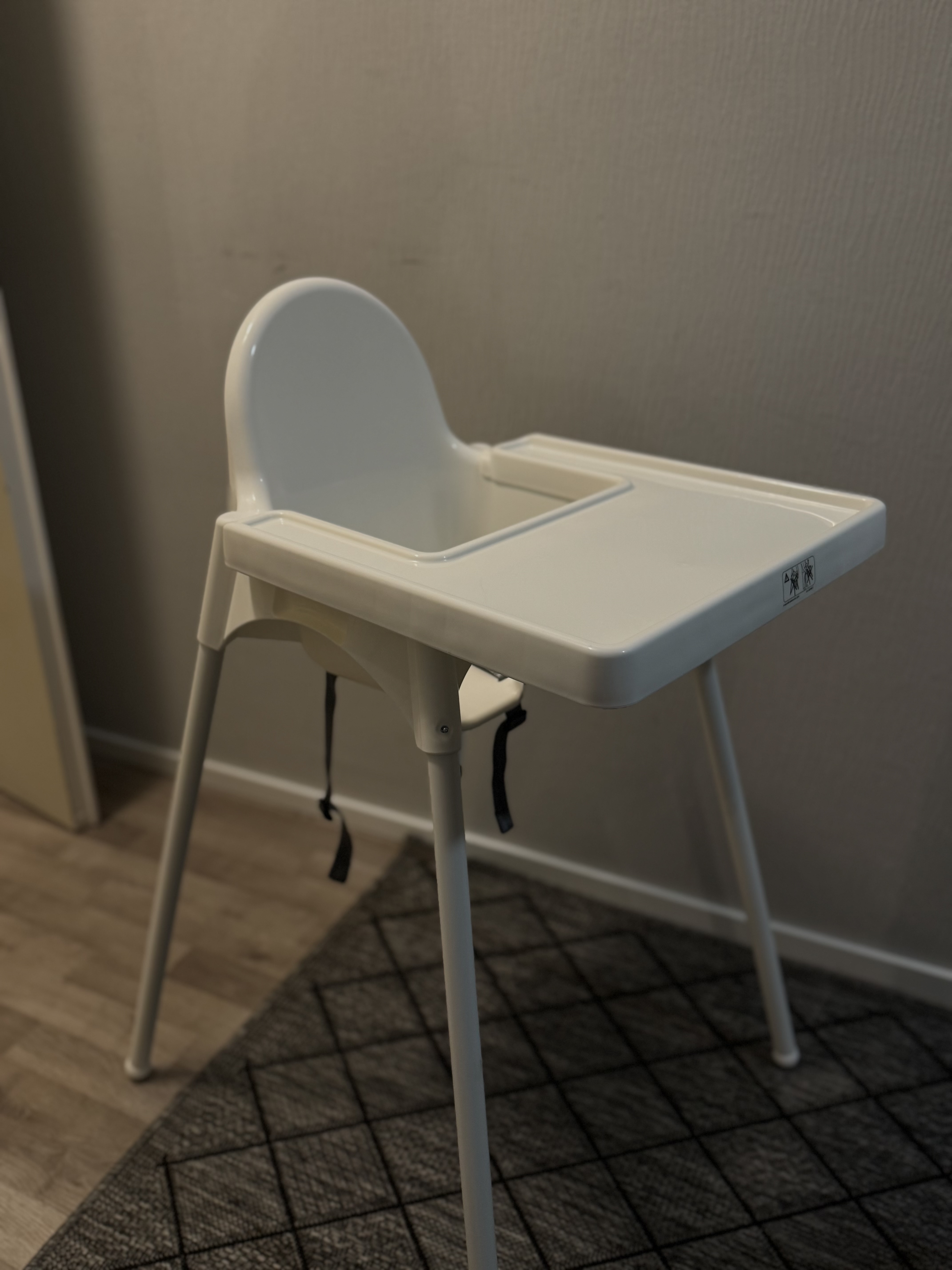 Syöttötuoli pöydällä kuusamossa