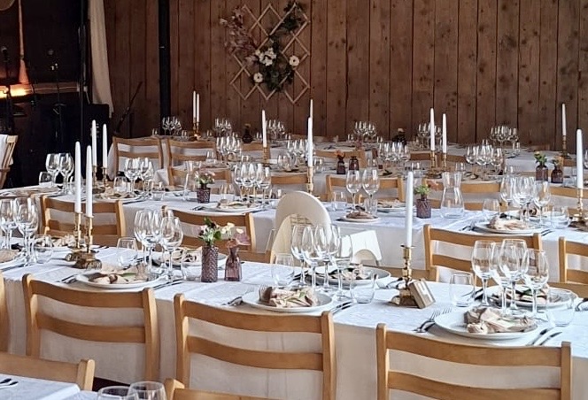 60 stapelbara trästolar – perfekt för bröllop, fest & event