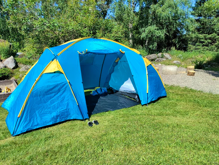 4. hengen iso teltta, eteisellä.