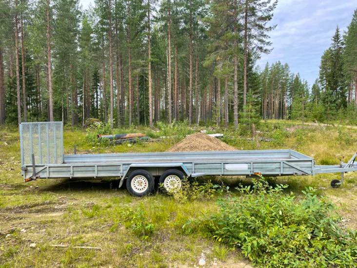 Lång öppen släpvagn