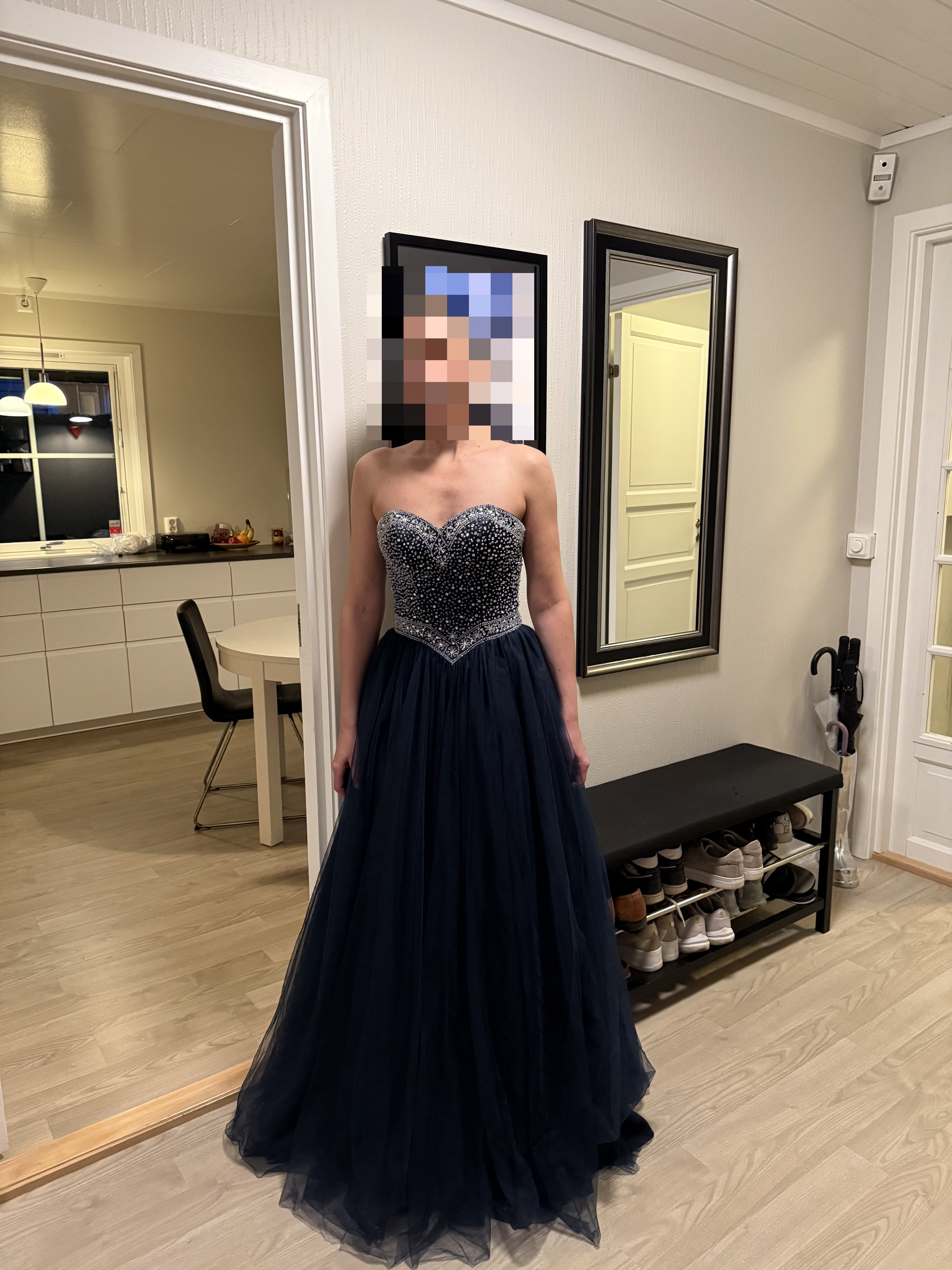 Nydelig mørk blå ballkjole fra alexandra ritzi 