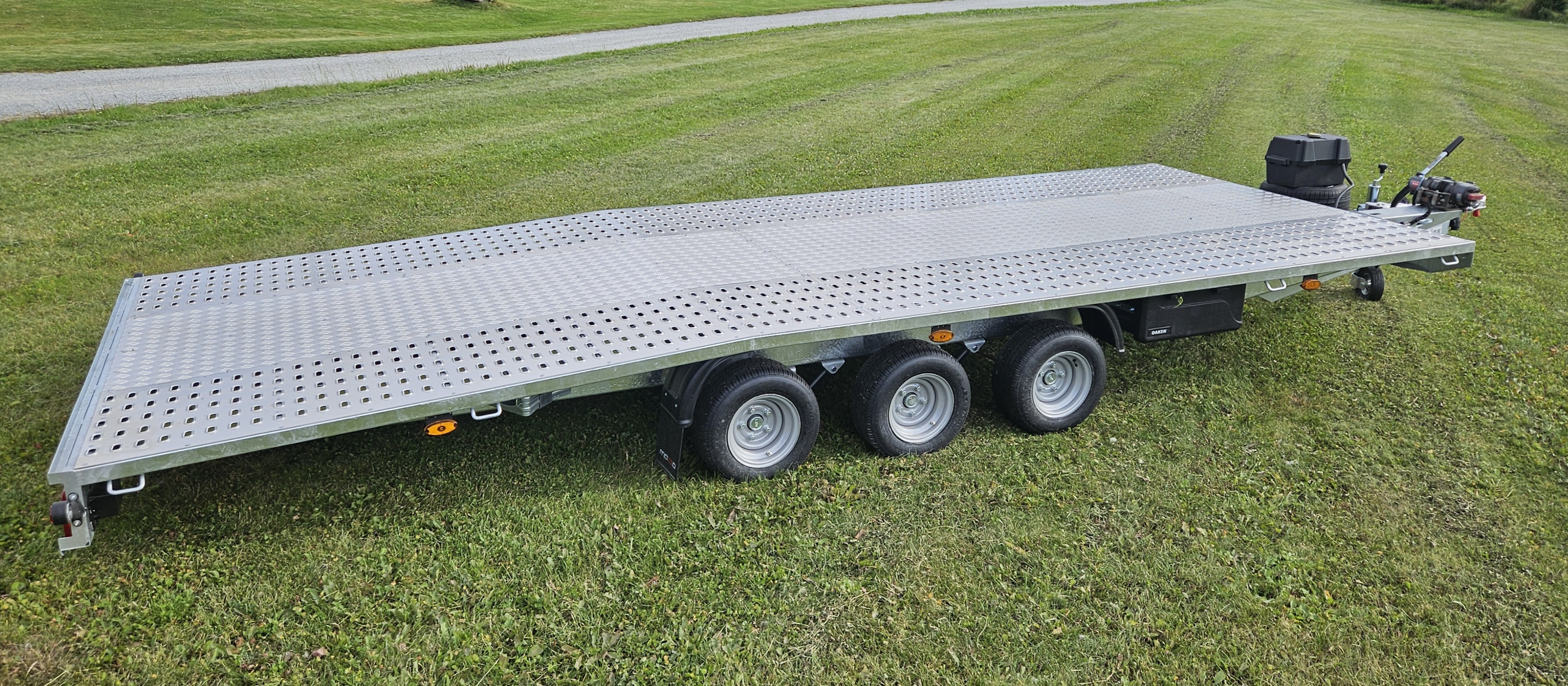 Biltransport 3500 kg med låg lasthöjd.