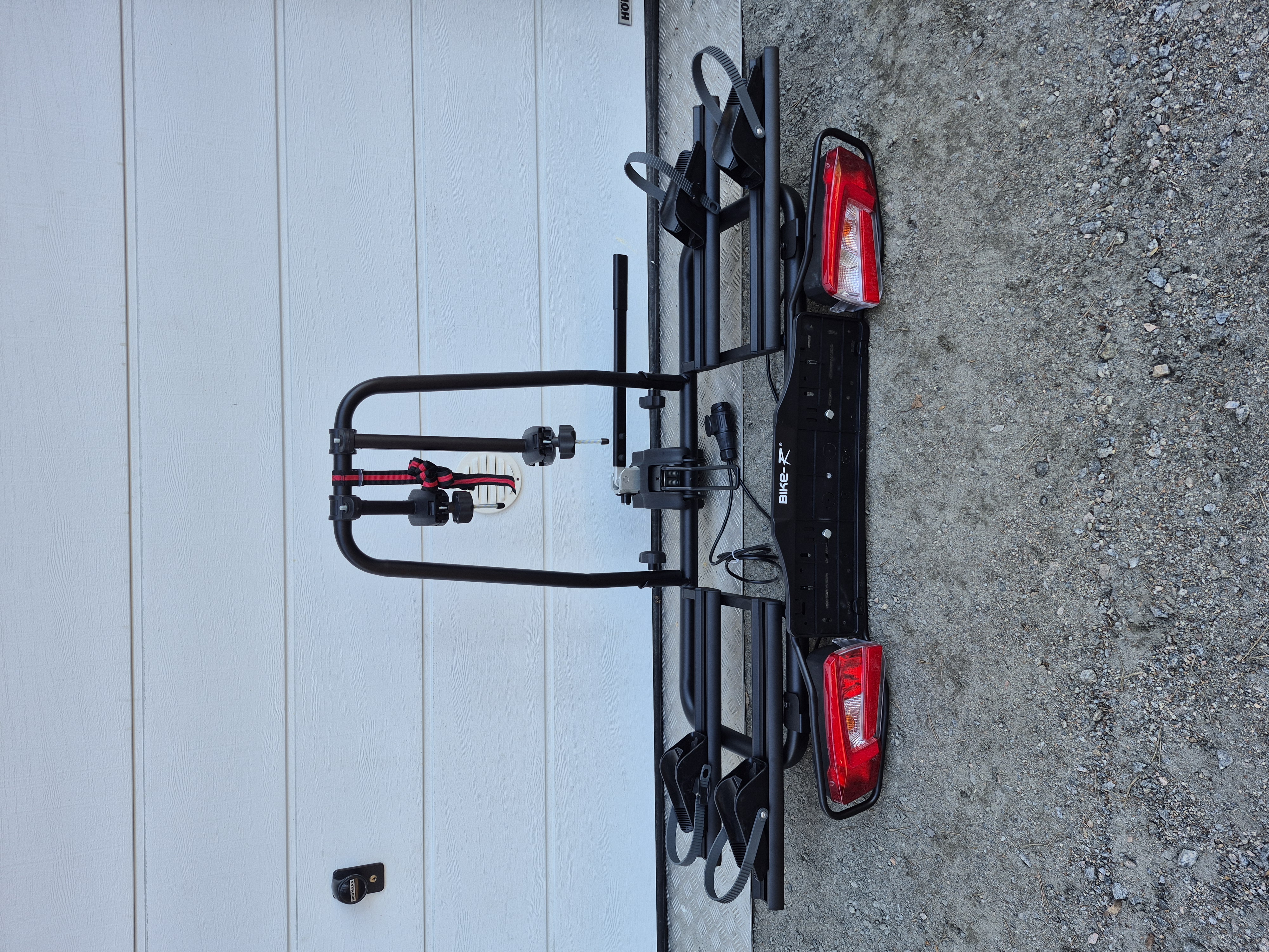 Vuokrataan pyöränkuljetus teline.