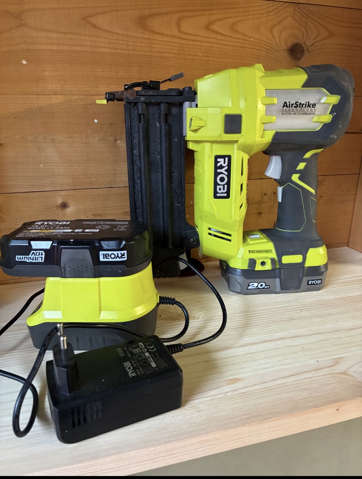Ryobi dykkertpistol med batteri og lader 