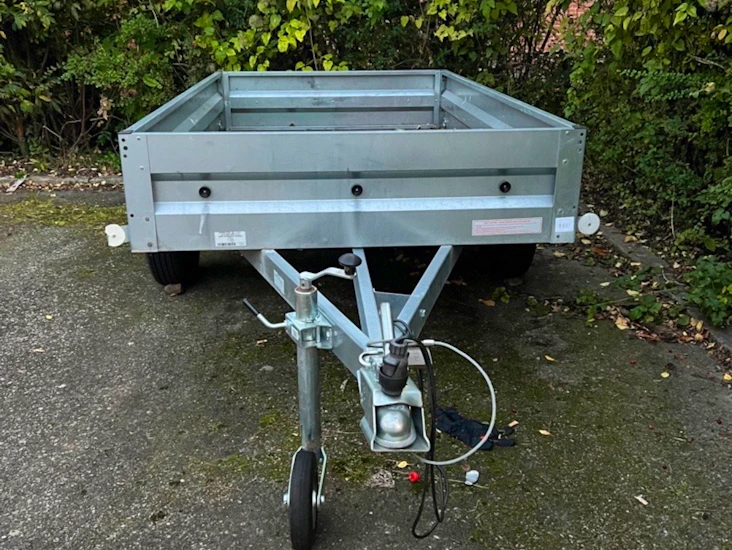 Öppet släp till uthyrning.