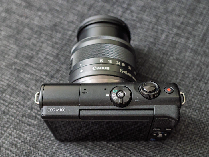 Canon eos m100 +canon ef-m 15-45mm f/3.5-6.3 is stm+ef-eos m objektiiviadapteri+muistikortti 16gb