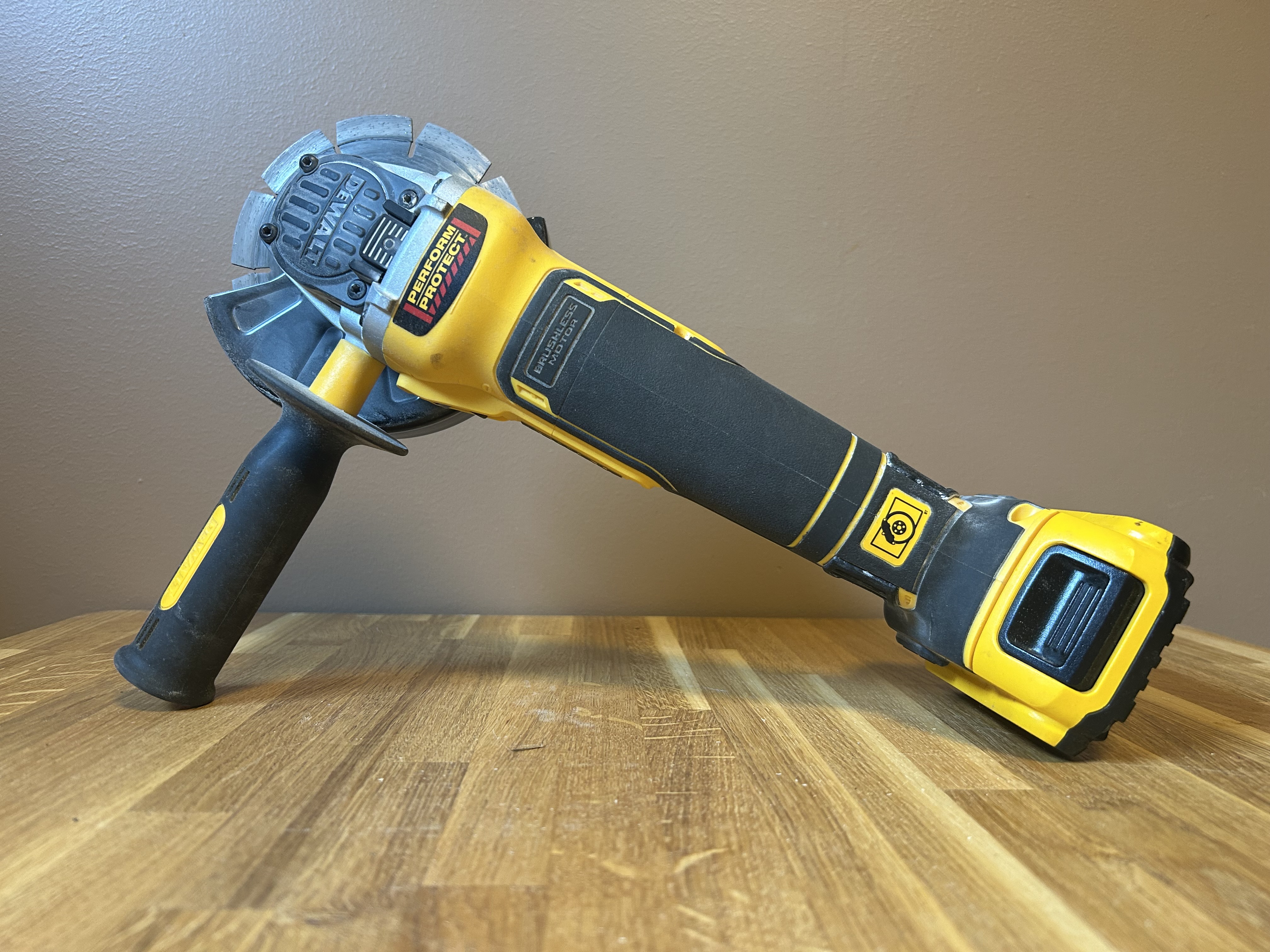 Dewalt vinkelslip dcg405 – kompakt & kraftfull (2ah batteri ingår)