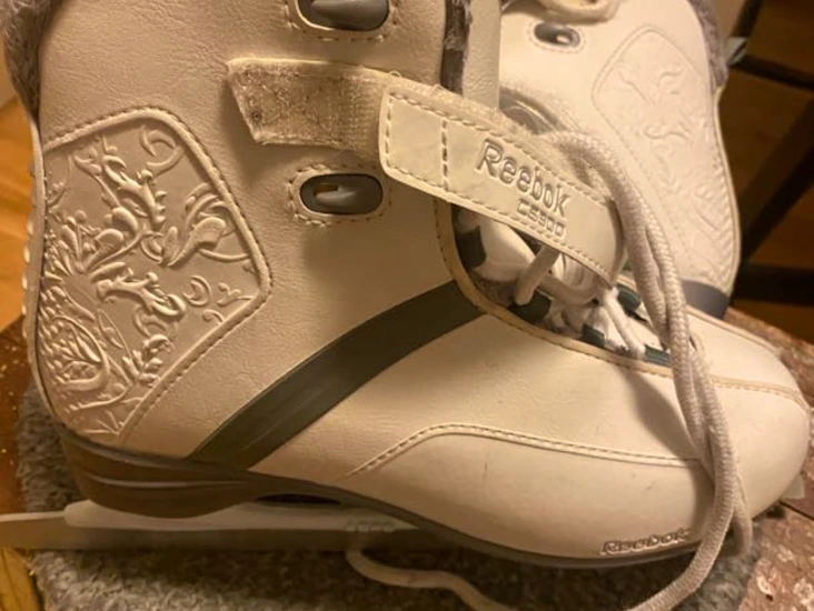 Varme fine kunstløpsskøyter