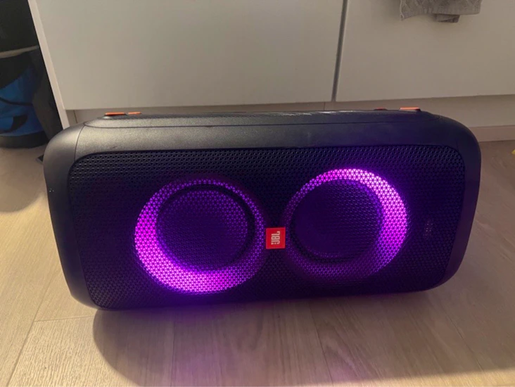 Jbl partybox 100 -bilekaiutin ja mikrofoni