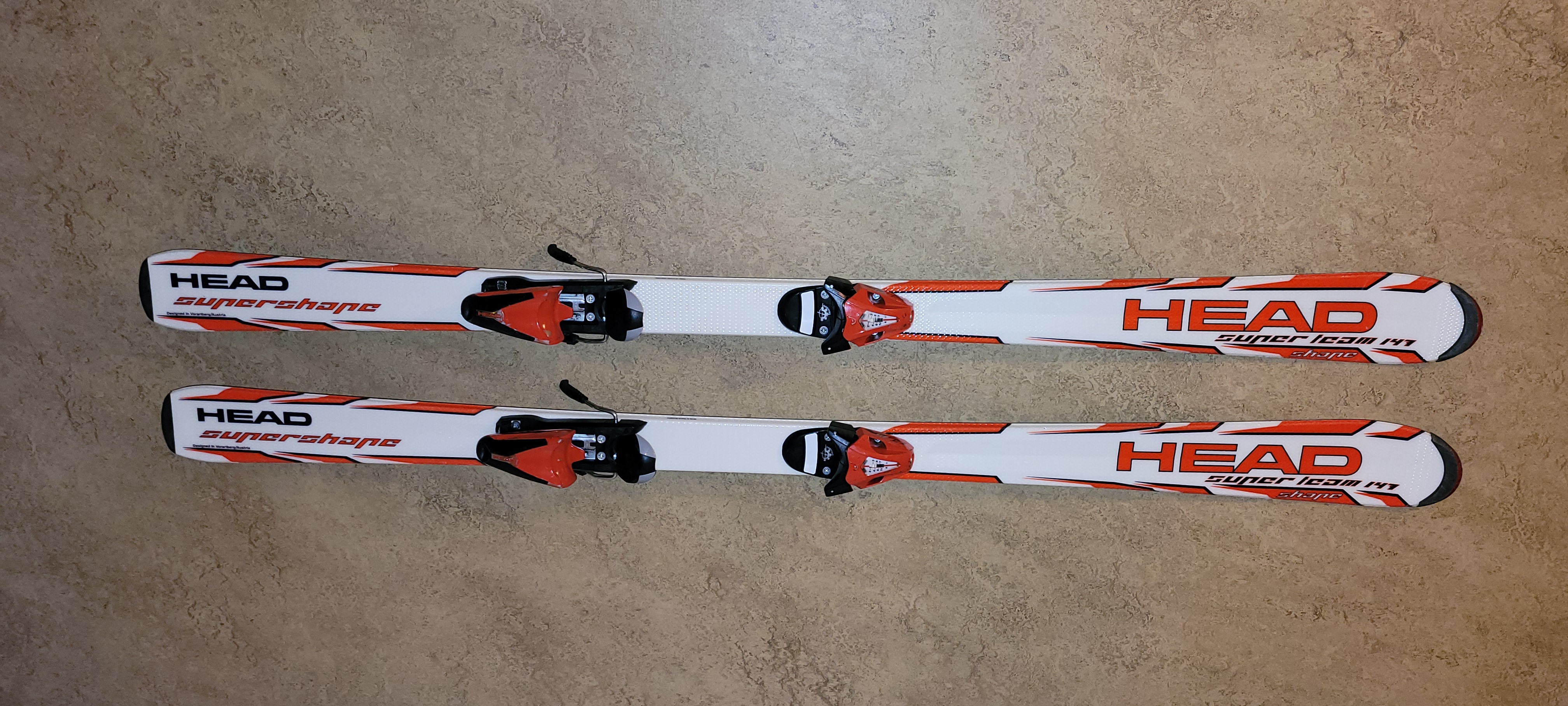 Alpin slalom skidor pjäxor stavar hjälm