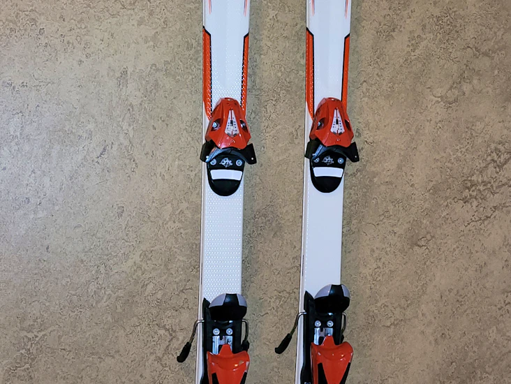 Alpin slalom skidor pjäxor stavar hjälm