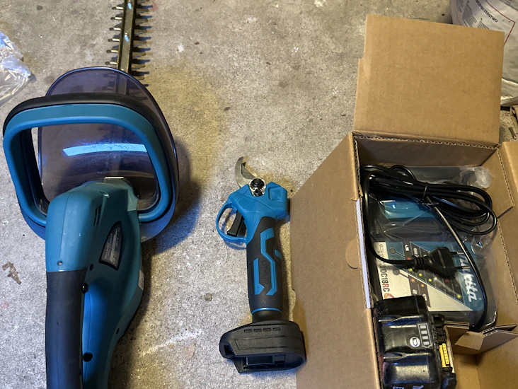 Batteridriven häcksax och batteri sekatör