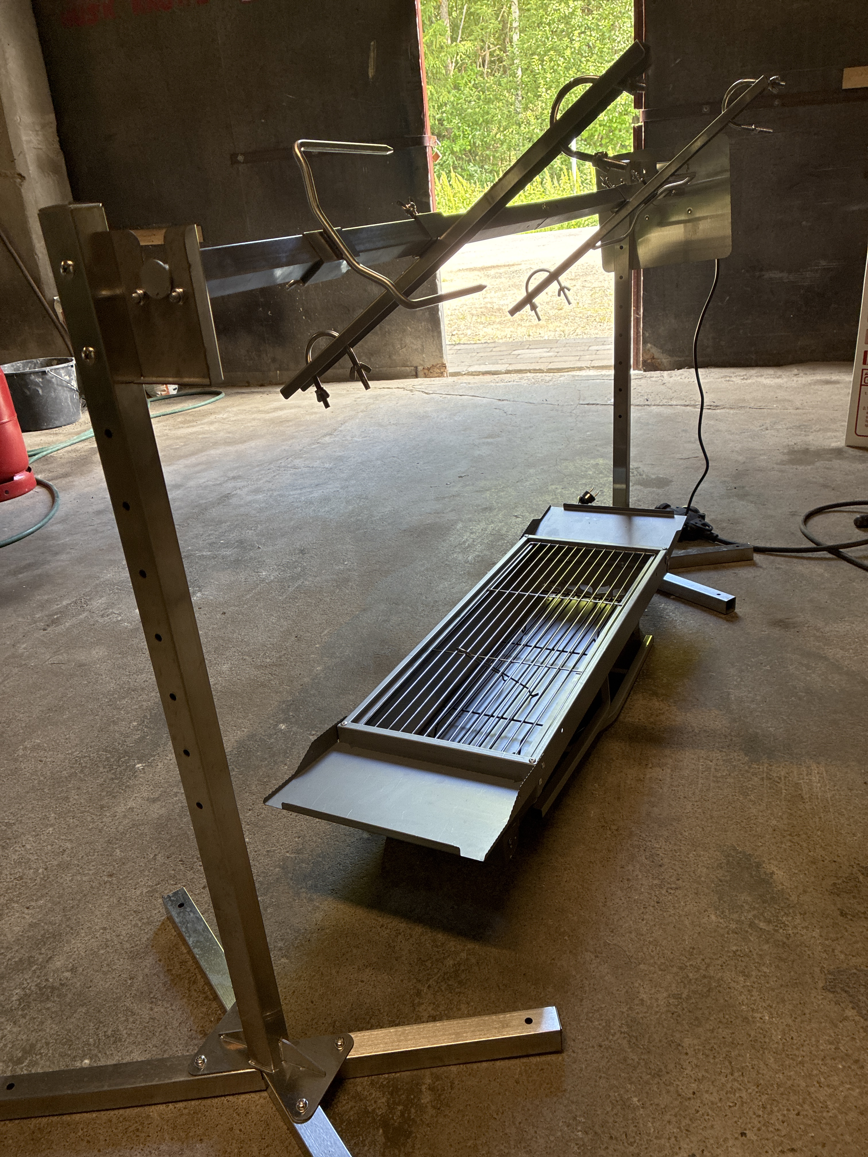 Roterede grill for helsteking av lam gris kapasitet ca. 35 kg.