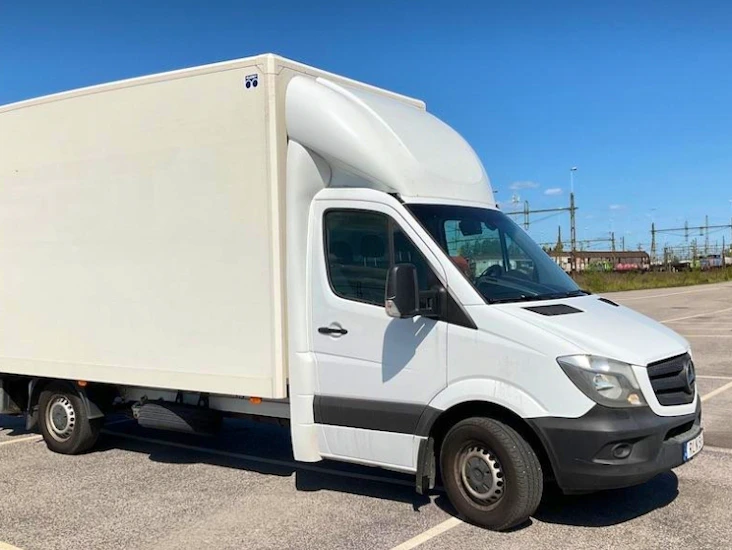 Skåpbil / lätt lastbil (mercedes/automat)