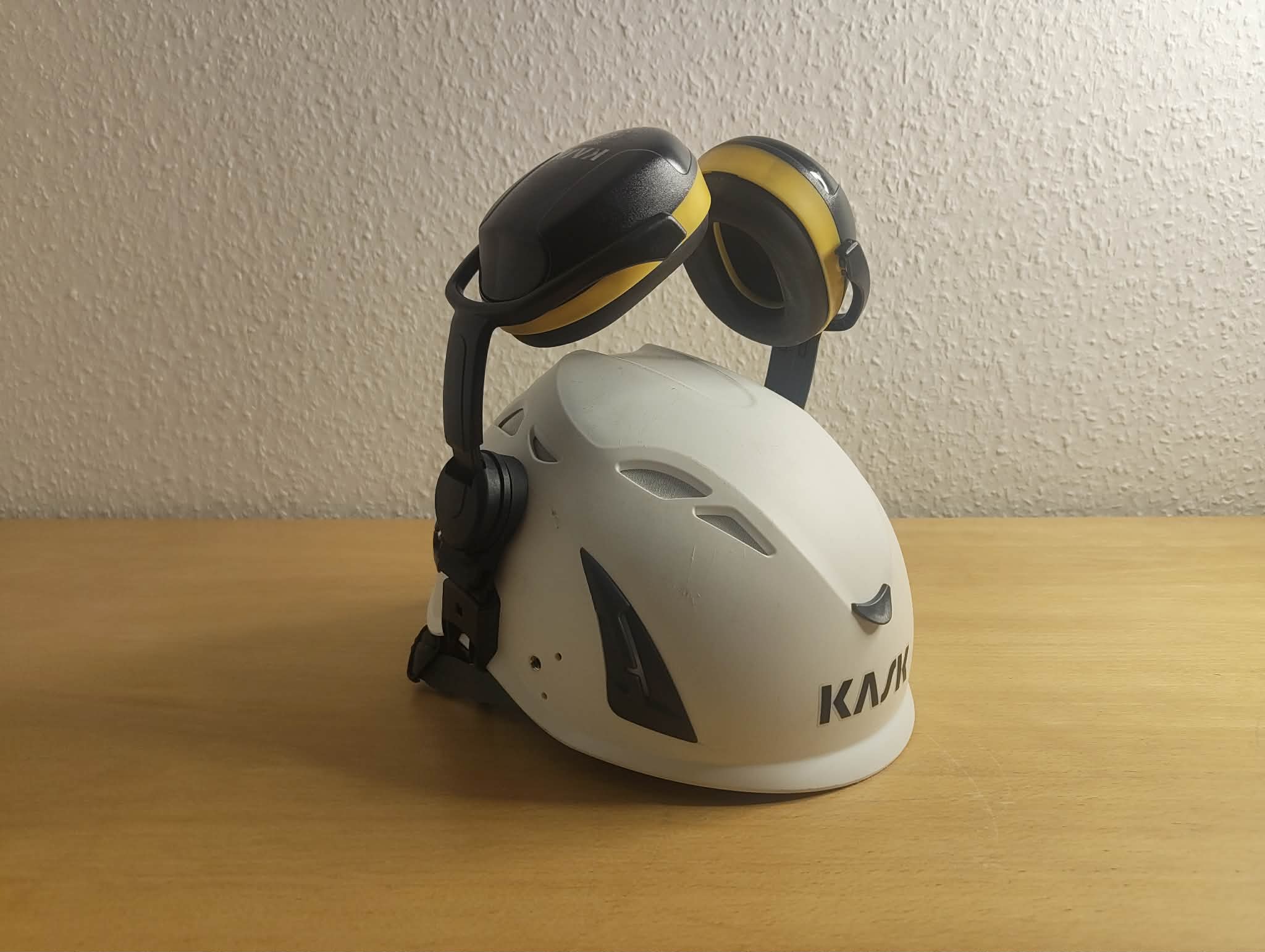 Hjälm med hörselskydd