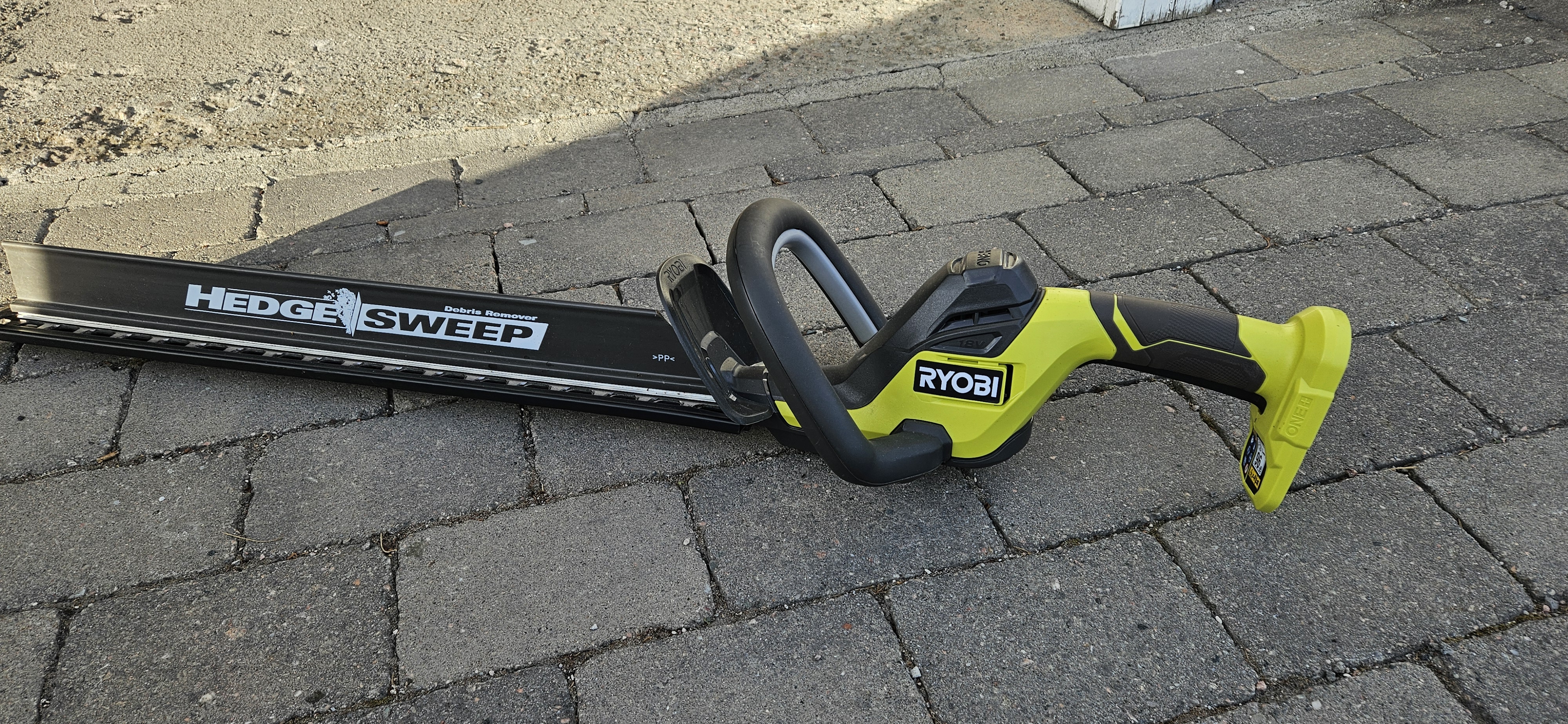 Ryobi batteridrevet hekkesaks med batteri og lader