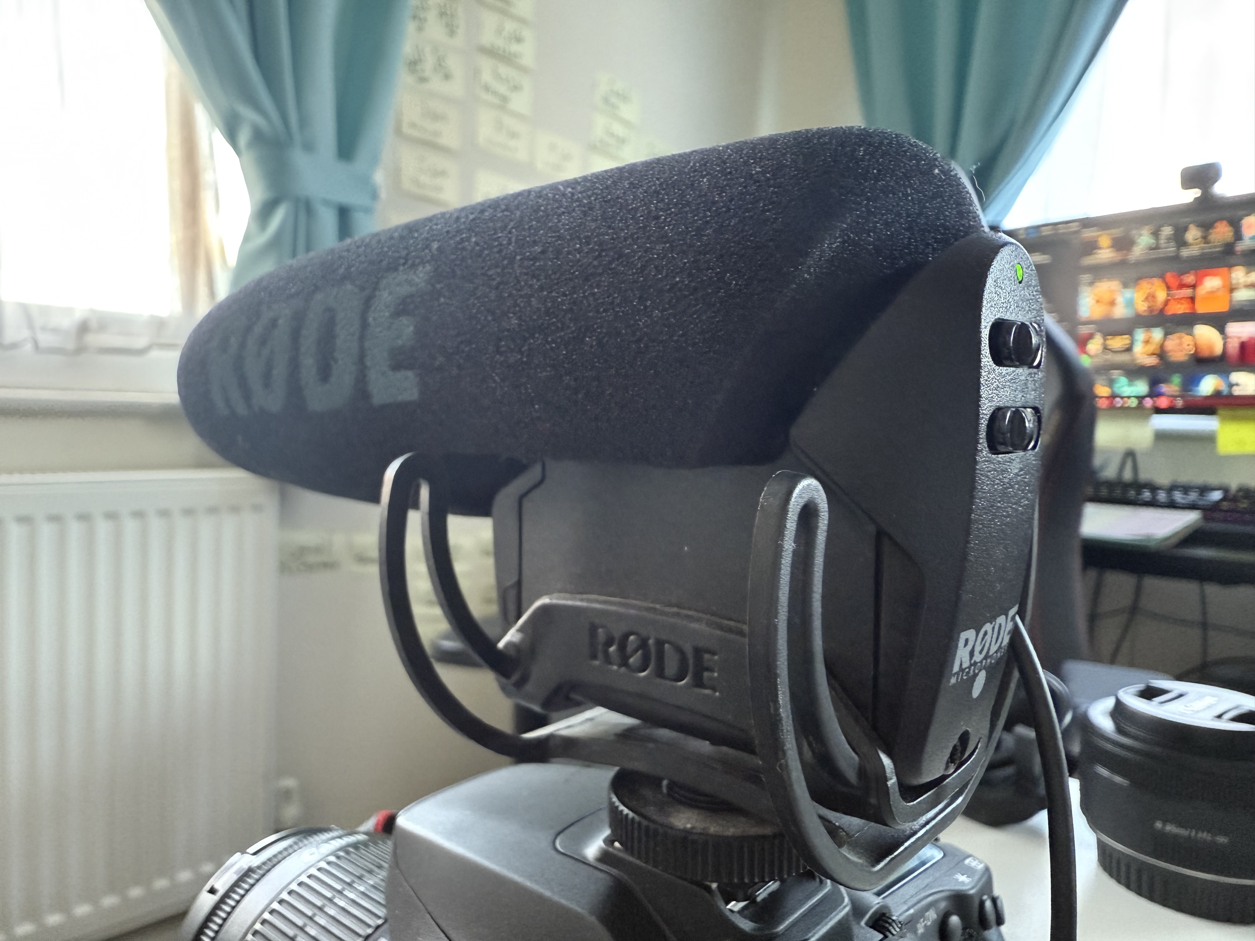 Rode videomic pro professional on-camera shotgun microphone with high-pass filter and pad for filmmaking, content creation and location recording, wired [battery included]