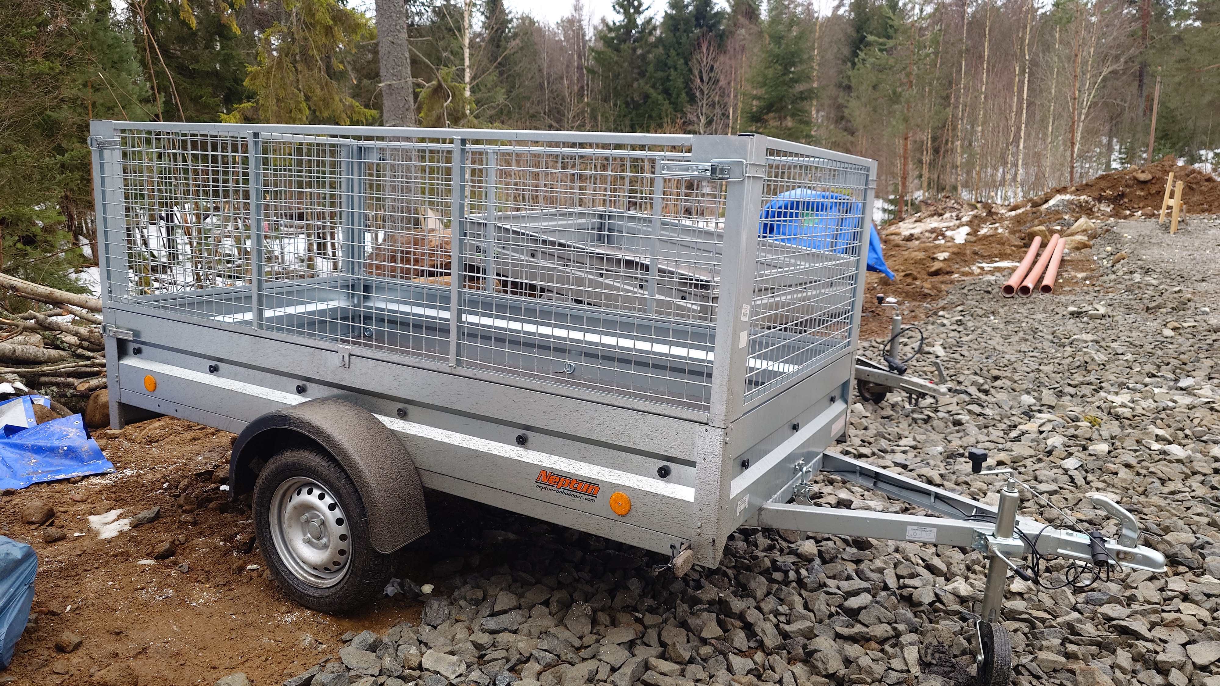 Släpvagn med galler och tipp