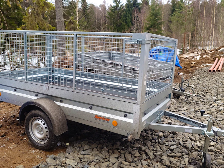 Släpvagn med galler och tipp