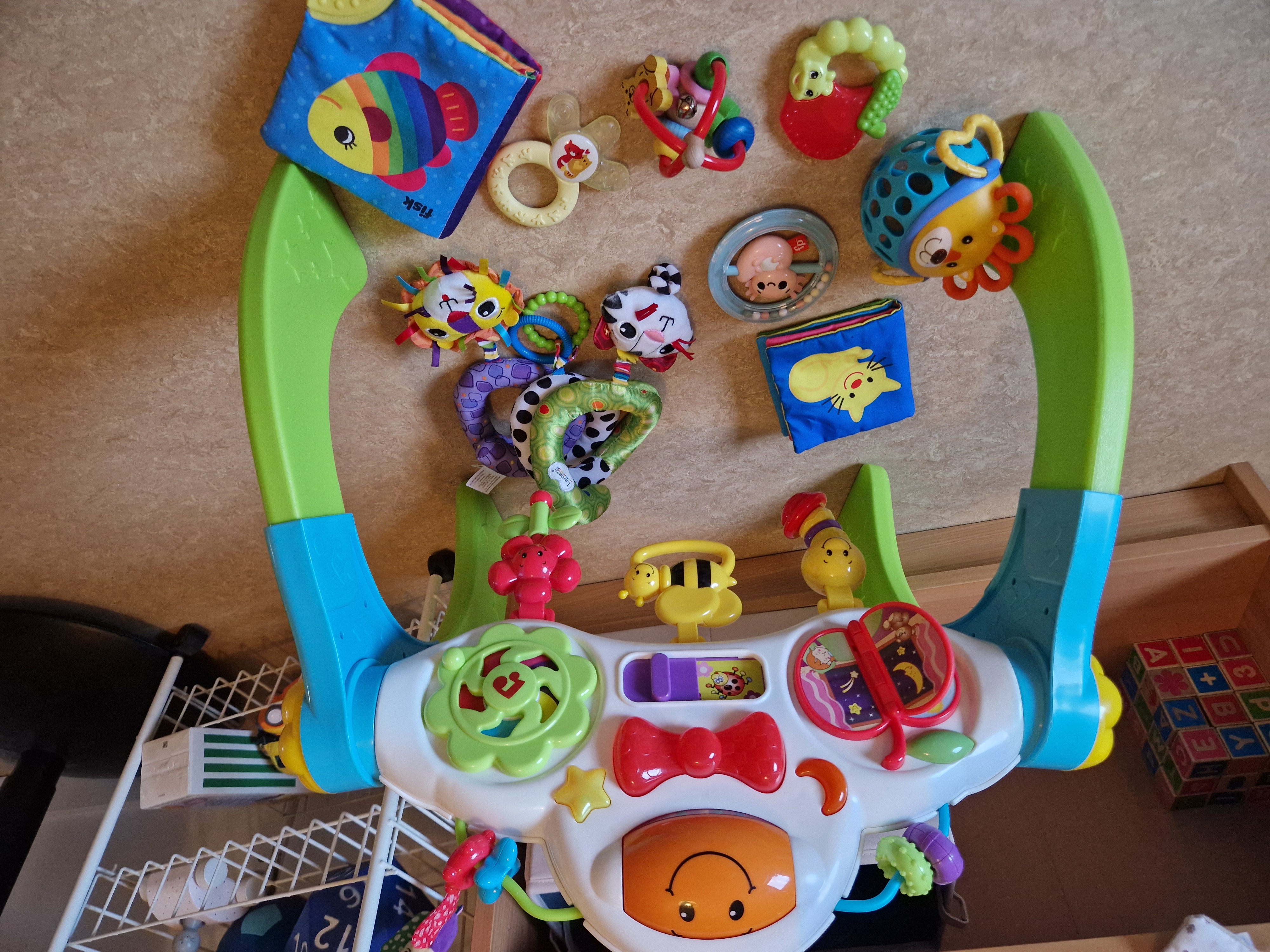 Blandade bebisleksaker för +0mån