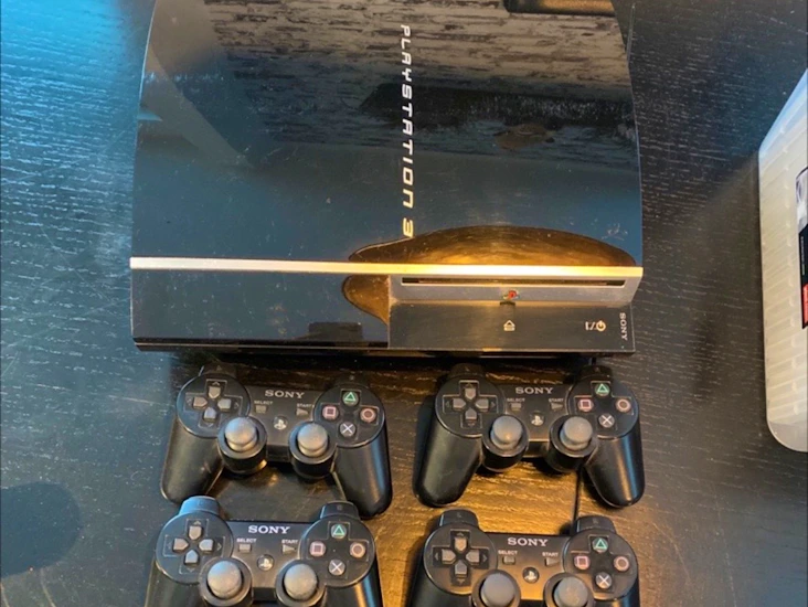 Playstation 3 med 4 kontroller och massa spel