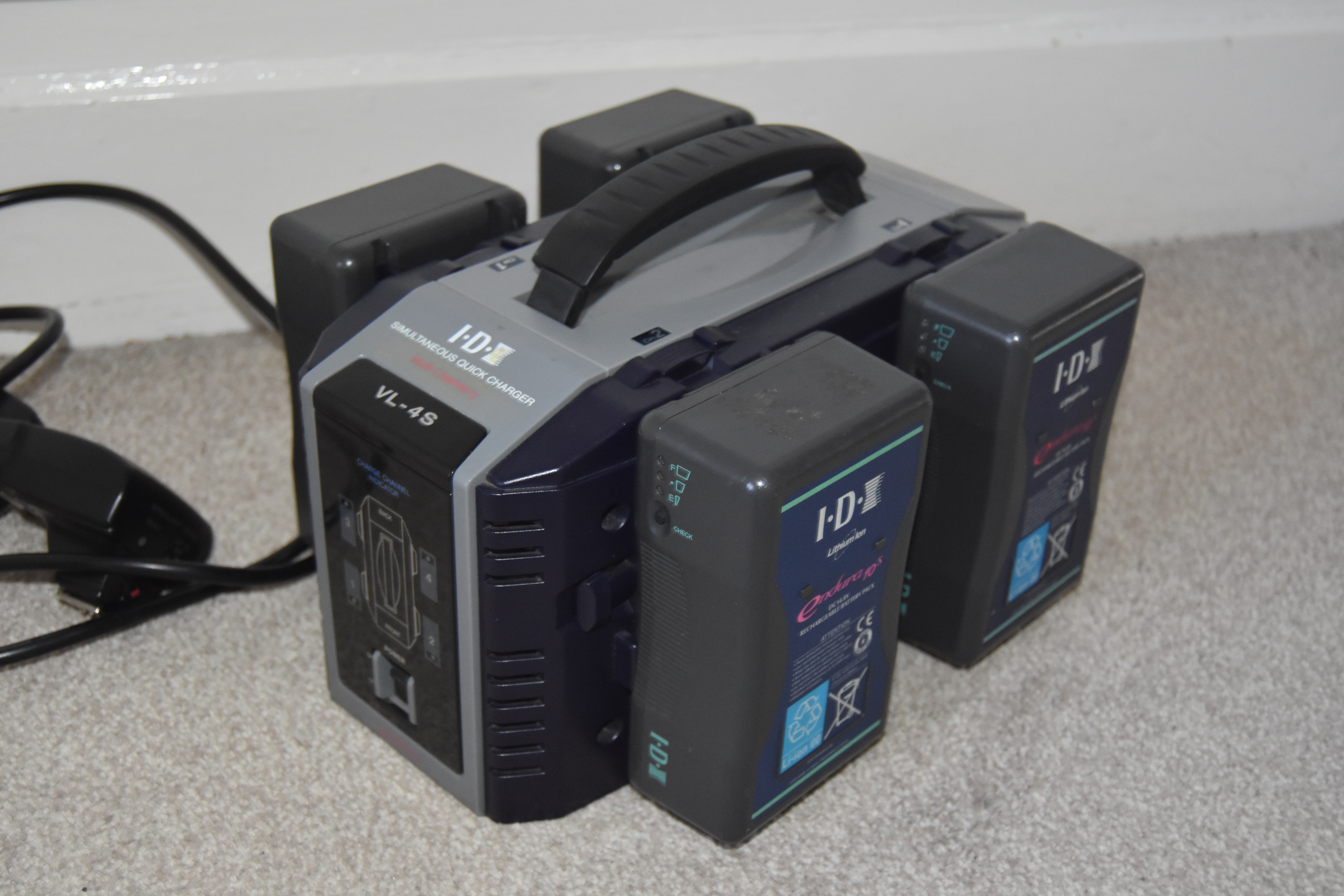  charger for v-lock batteries and 4 v-lock batteries (vl-4s and 4x idx endura e-10s)