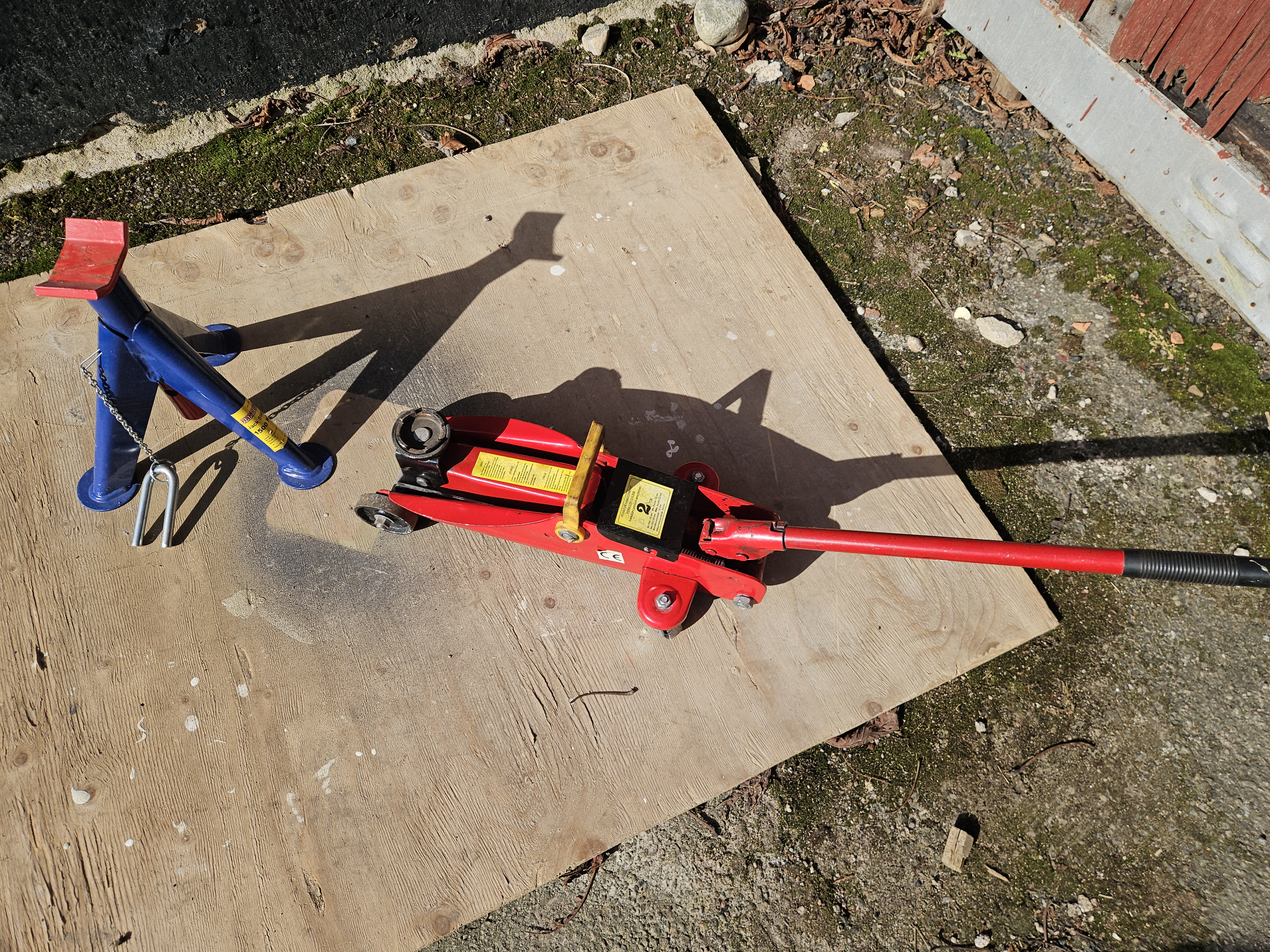 Domkraft + pallbock – stabilt och säkert lyft