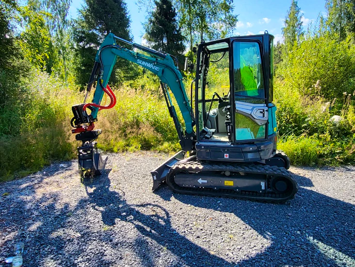 Vuokrataan 2,5t minikaivuria pyörittäjällä