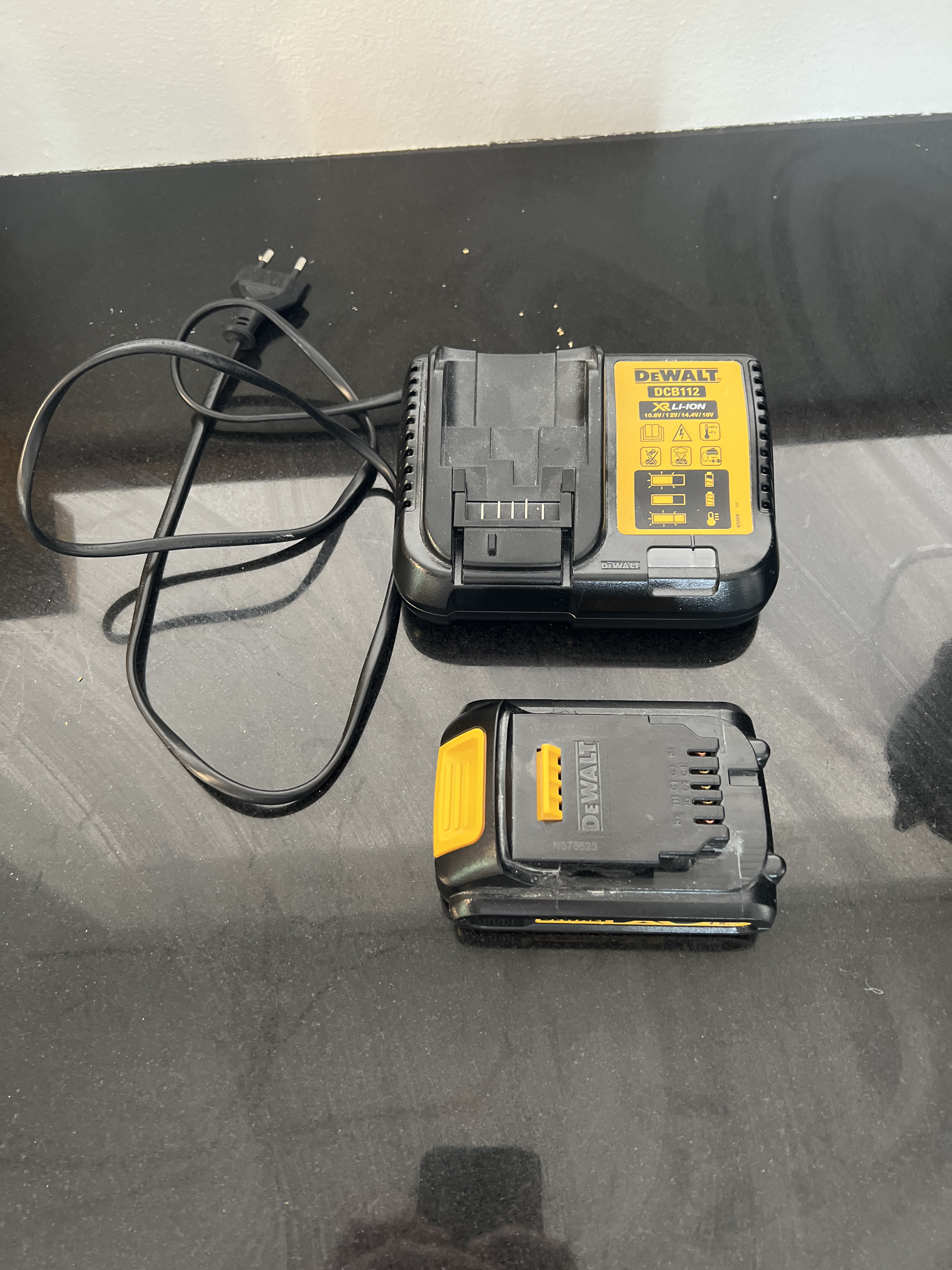 Batteriladdare dewalt dcb112 ink batteri
