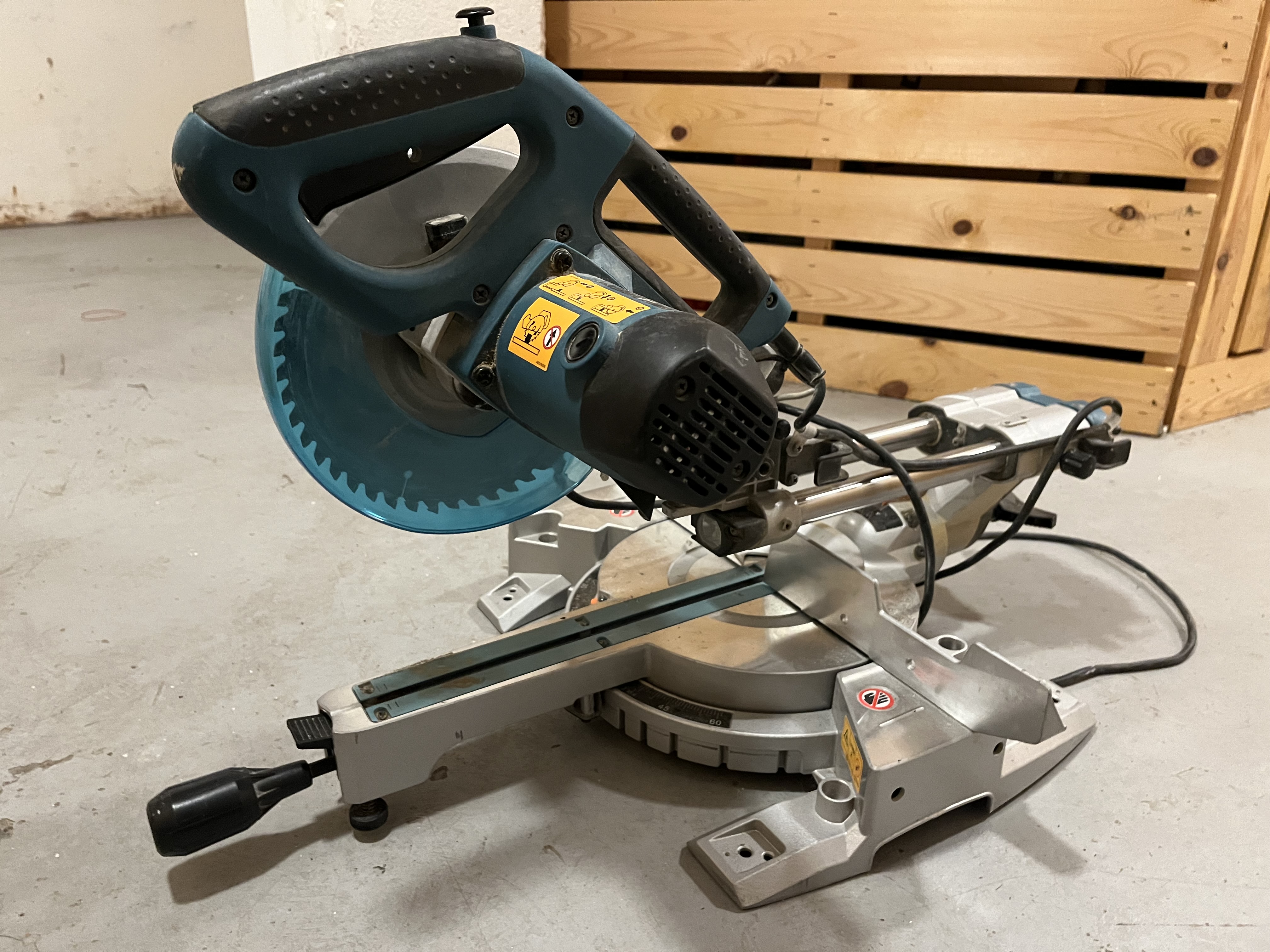 Makita ls0815fl katkaisu- ja jiirisaha