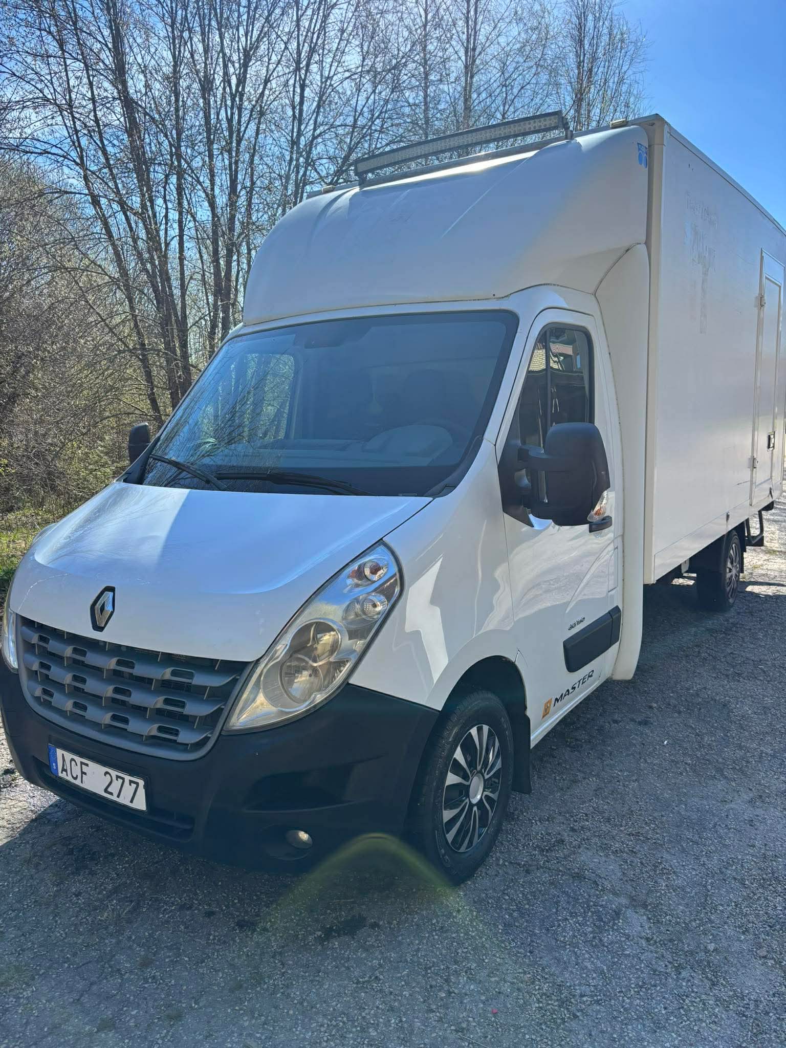 Lätt lastbil / flyttbil renault master med skåp
