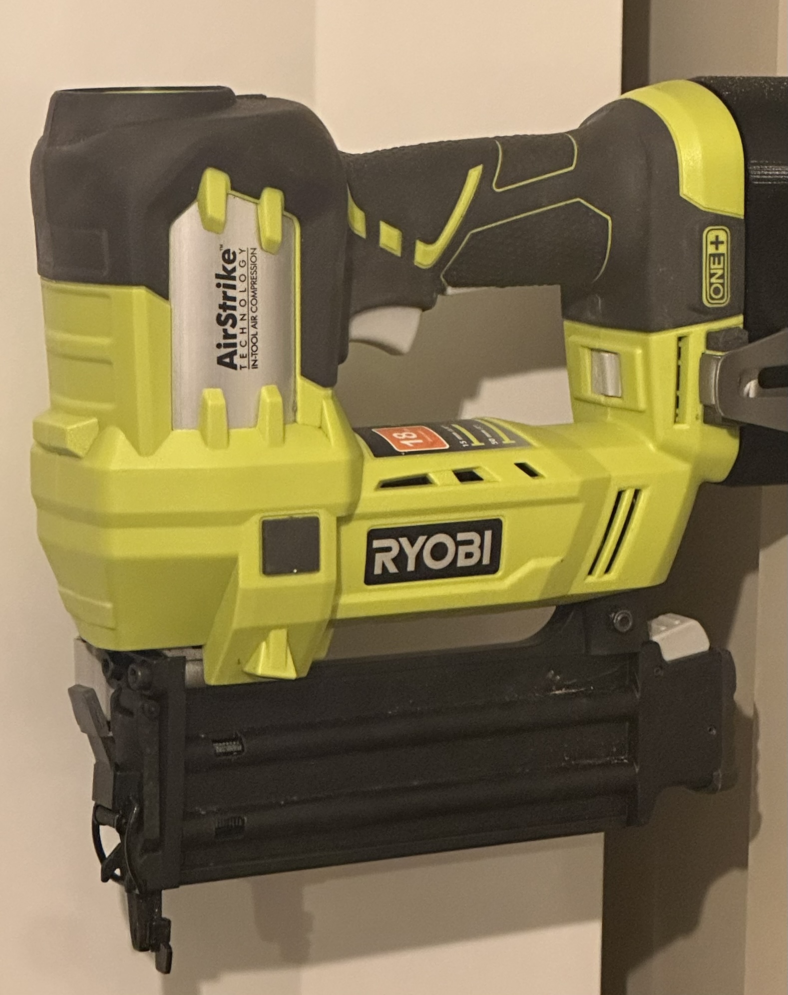 Ryobi batteridrevet spikerpistol