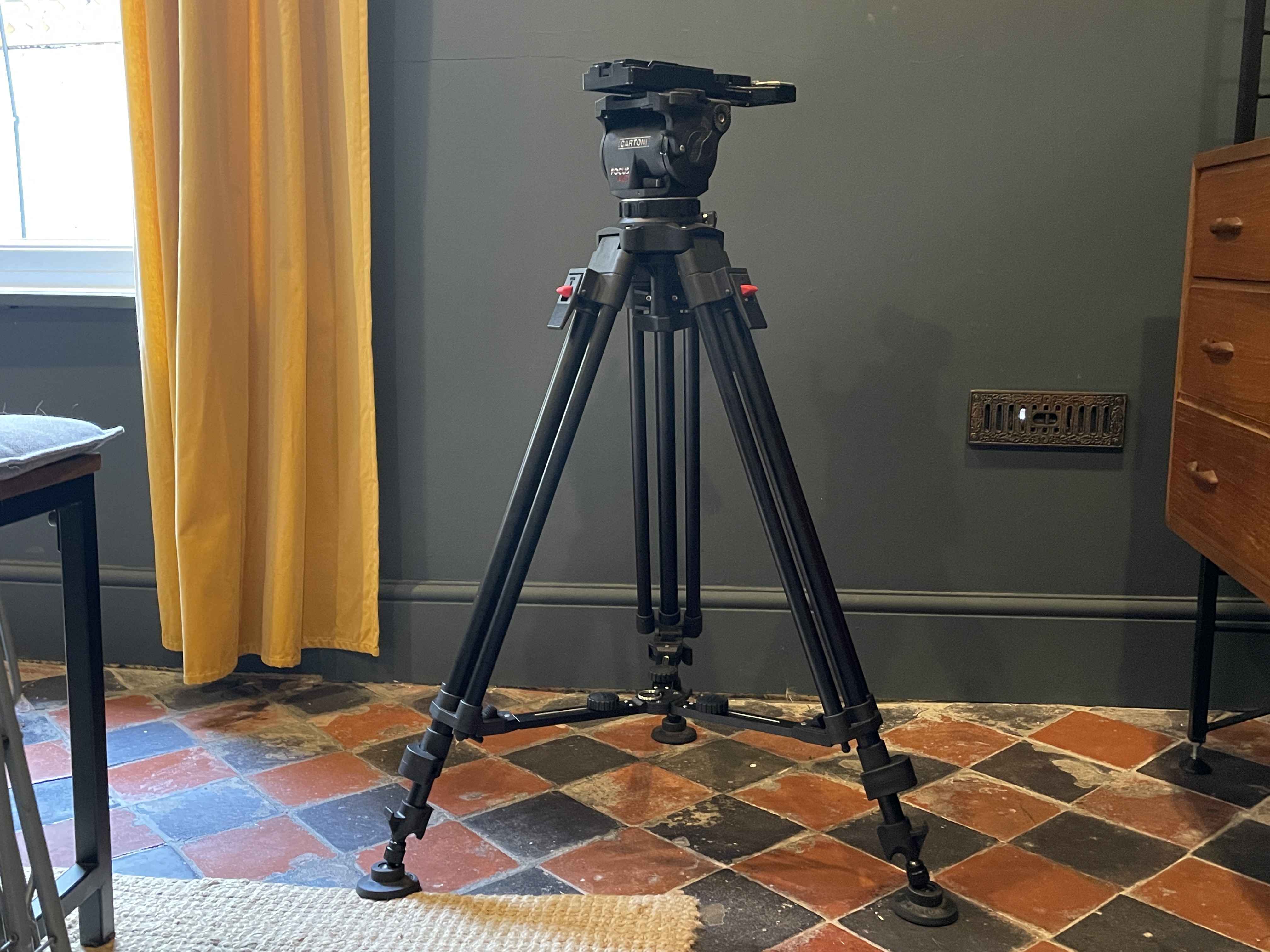 Cartoni video tripod with vct plate