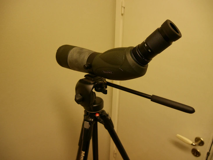 Tubkikare med stativ för fågelskådning