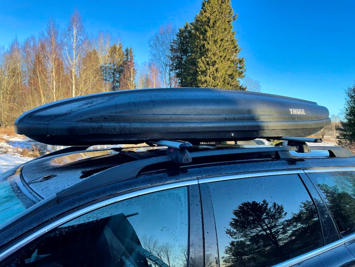 Thule suksiboksi kattokaidetelineillä