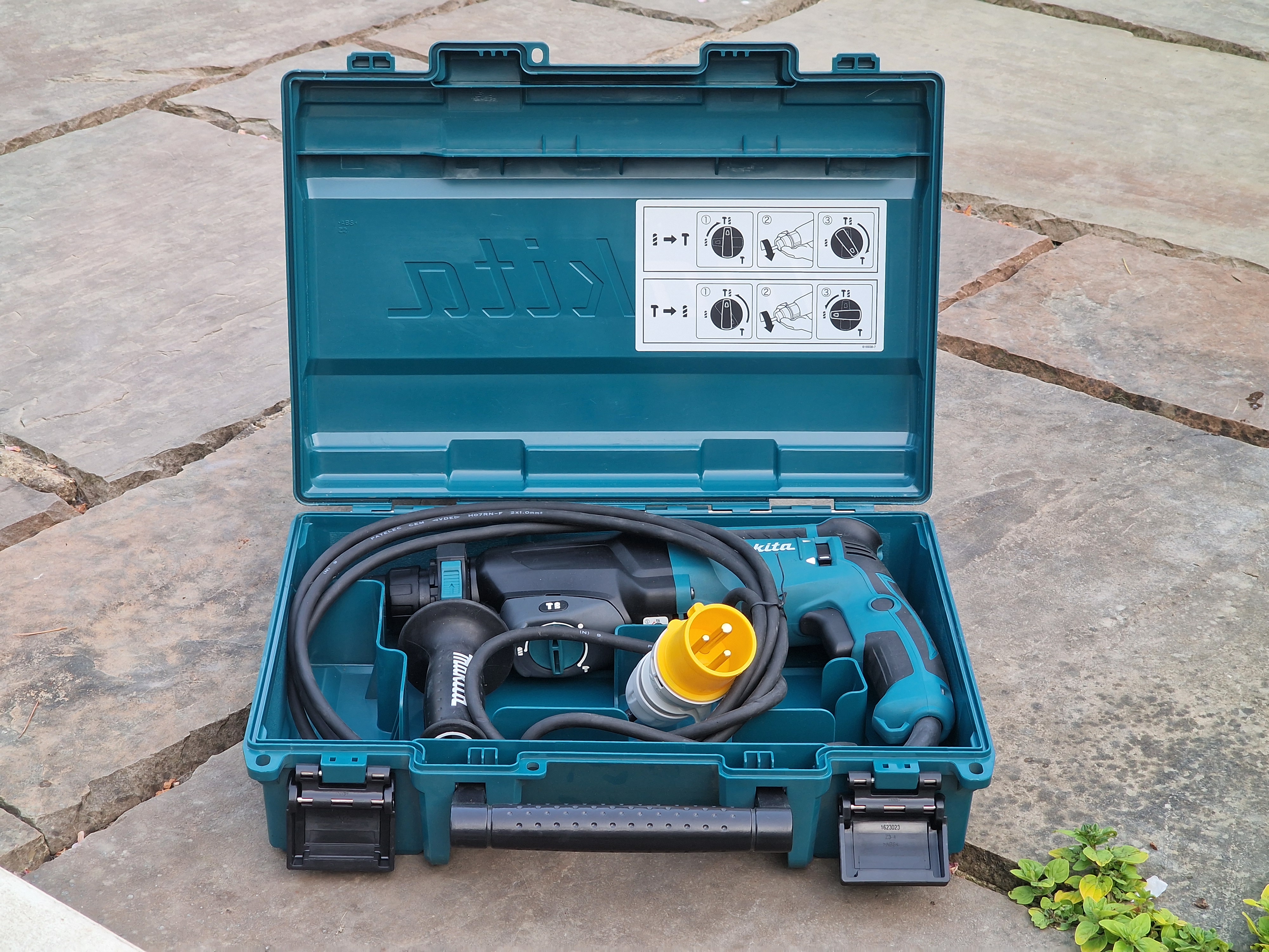 Makita 110v sds rotary hammer drill (hr2610) 800w