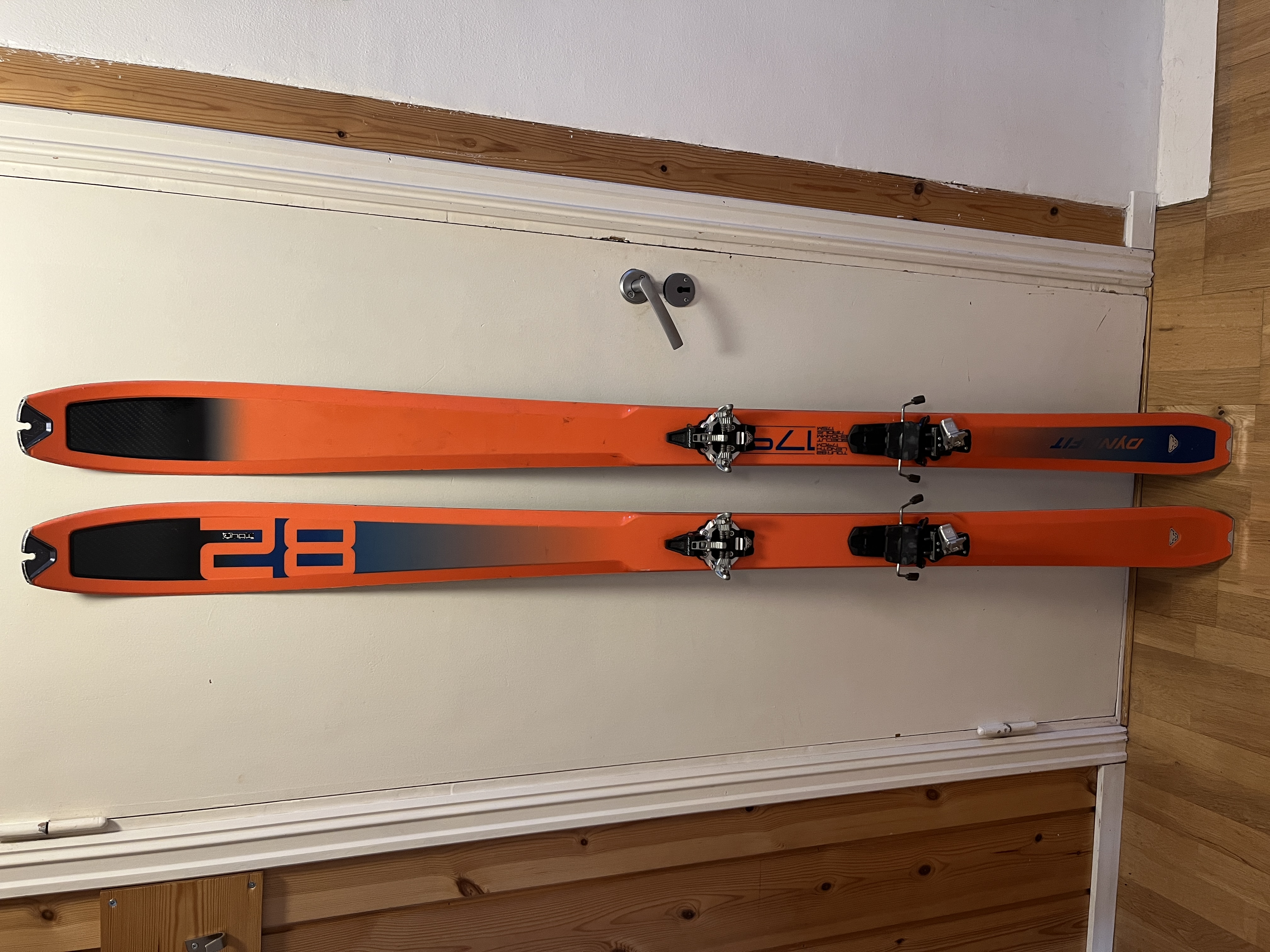 (str 44-45) randonee-sett uten støvler (ski/staver/feller)